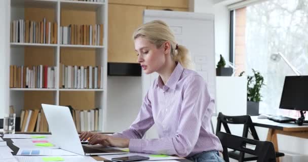 Femme d'affaires travaillant sur ordinateur portable apprendre nouvelle application réfléchit sur le projet — Video