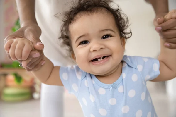 Foto de la cabeza de cerca retrato de adorable niño afroamericano. —  Fotos de Stock