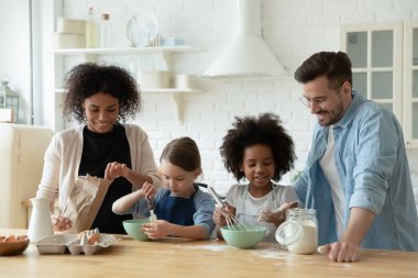 Gülümseyen çeşitli aile ev yapımı tatlılar hazırlıyor..