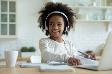 E- öğrenmekten uzak mutlu, melez bir çocuğun bakışları..