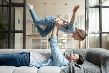 Rahat bir genç adam, kaygısız bir kız çocuğu yetiştiriyor..