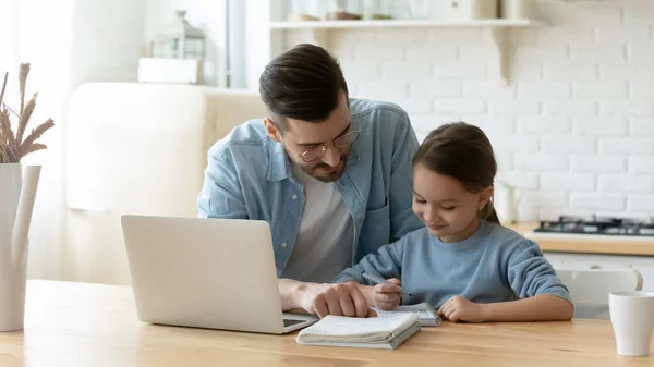 Niña feliz estudiando con padre. — Foto de Stock