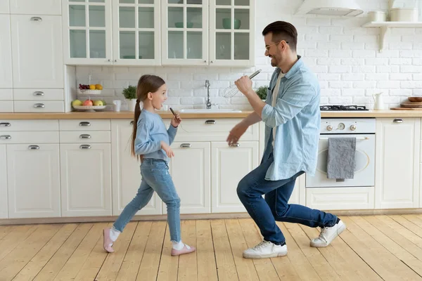 Sevimli çocuk neşeli genç babasıyla en sevdiği şarkıyı söylüyor..