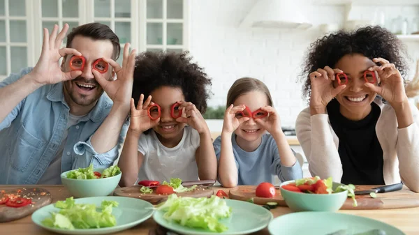 Gioiosa famiglia internazionale divertente durante la cottura del cibo. — Foto Stock