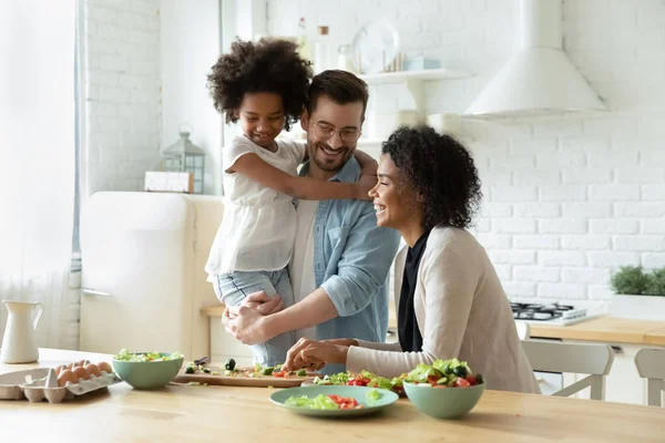 Familia multirracial feliz involucrada en el proceso de cocción. —  Fotos de Stock
