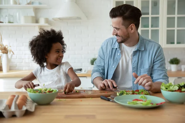 Familia multirracial feliz disfrutando de cocinar comida saludable. —  Fotos de Stock