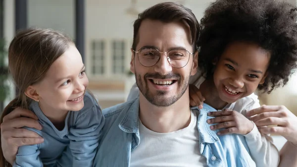 Close-up portret van gelukkig jongeman met multiraciale kinderen. — Stockfoto