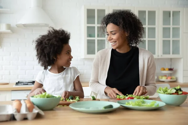Familia multiracial disfrutando cocinando juntos el fin de semana. —  Fotos de Stock