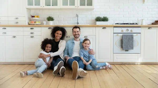 Portret ontspannen gelukkig multiraciaal paar met schattige kinderen. — Stockfoto