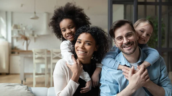 Feliz casal multirracial desfrutando doce momento familiar com crianças. — Fotografia de Stock