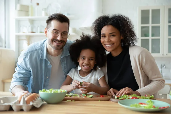 Retrato de familia feliz de raza mixta cocinando en la cocina. —  Fotos de Stock