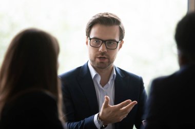 Ciddi Kafkasyalı erkek meslektaşlarıyla beyin fırtınası yapıyor.