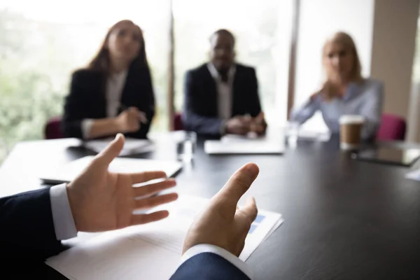 Achteraanzicht van mannelijke kandidaat praten op sollicitatiegesprek — Stockfoto