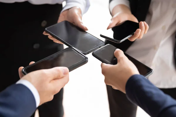 Primer plano de diversos empresarios que utilizan teléfonos inteligentes — Foto de Stock