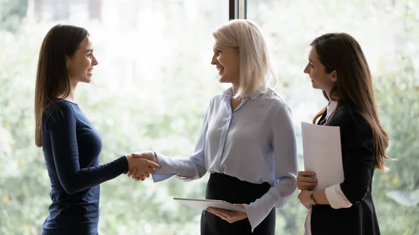 Sonriente mujer de negocios apretón de manos empleada en la oficina — Foto de Stock