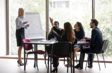 Orta yaşlı iş kadını toplantıda iş arkadaşıyla iletişim kurar