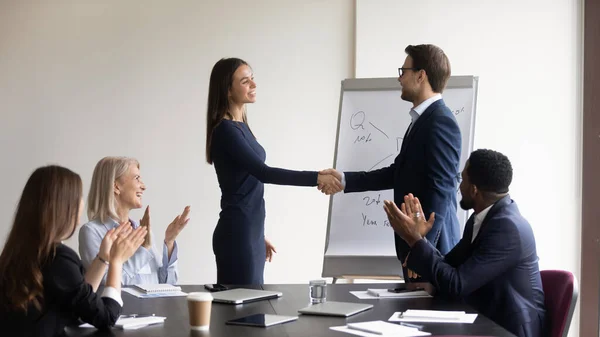 Smiling diverse businesspeople handshake close deal at briefing — Foto de Stock