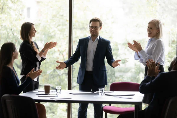Heureux employés diversifiés applaudissent saluant patron masculin avec succès — Photo