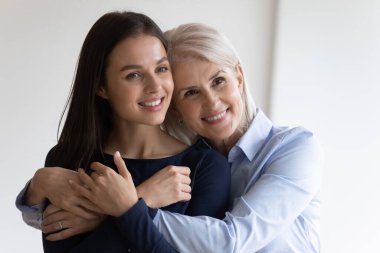 Mutlu büyük anne ve yetişkin kız kucaklaşması