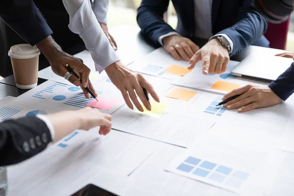 Sluiten van zakenmensen bespreken financieel papierwerk — Stockfoto