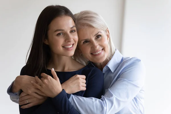 Feliz mamá mayor y adulto millennial hija abrazando — Foto de Stock