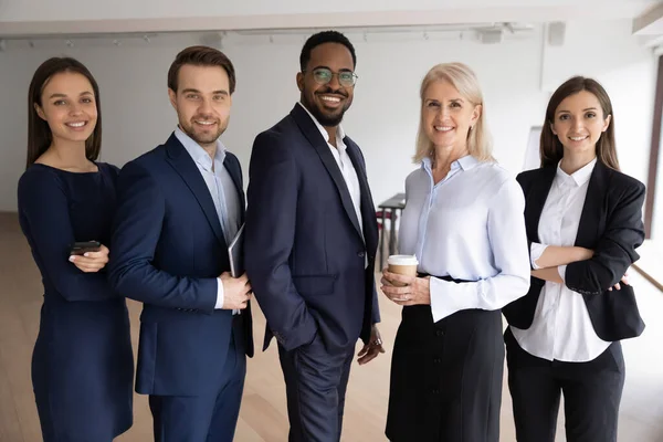 Ritratto di squadra multirazziale sorridente in posa sul posto di lavoro — Foto Stock