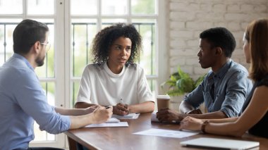 Çeşitli çalışanlarla çift ırklı kadın patron toplantısı.