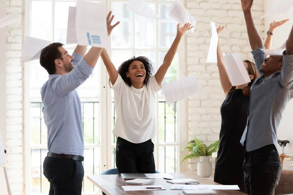 Überglückliche multiethnische Kollegen feiern Erfolg im Amt — Stockfoto