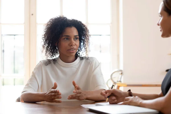Zelfverzekerde Afro-Amerikaanse vrouw praten op interview in het kantoor — Stockfoto