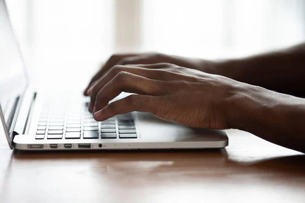 Dizüstü bilgisayar klavyesinde yazan melez adamı kapat — Stok fotoğraf