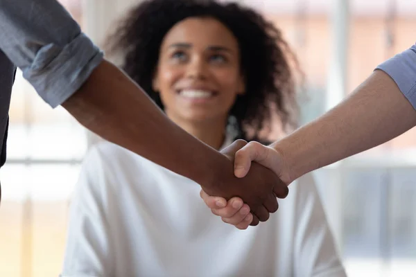 Multiethnische männliche Partner per Handschlag im Amt — Stockfoto