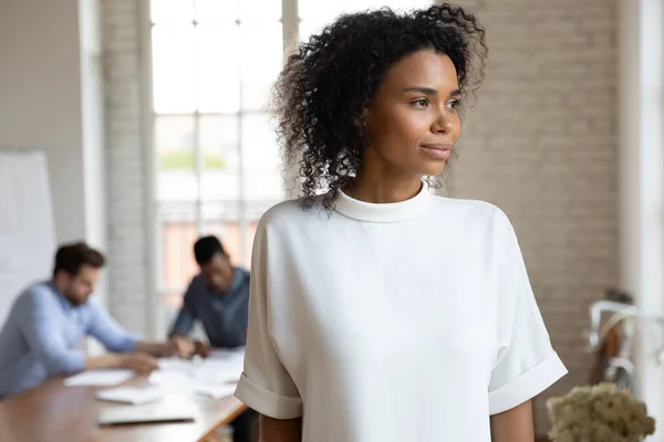 Pensiv Biracial kvinna titta på avstånd tänkande — Stockfoto