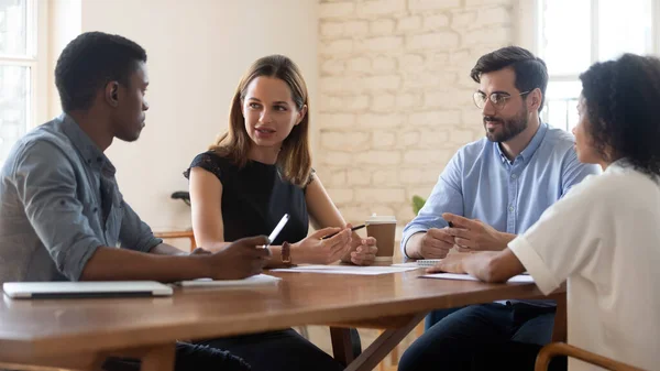 Multiraciala kollegor pratar brainstorm på office briefing — Stockfoto