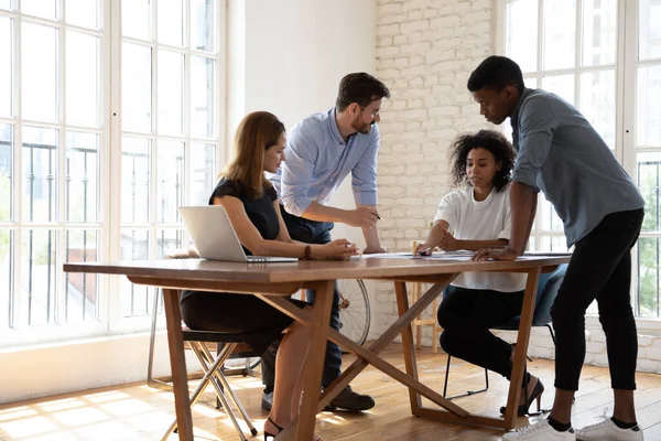 Multiraciale collega 's brainstorm bespreken papierwerk op kantoor briefing — Stockfoto