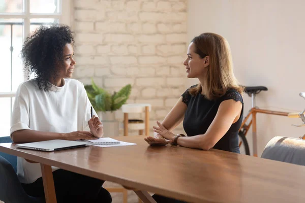 Diversi partner commerciali parlano negoziare alla riunione dell'ufficio — Foto Stock