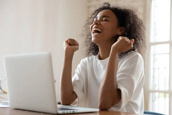 Überglückliche Frau freut sich über Lottogewinn auf Laptop — Stockfoto