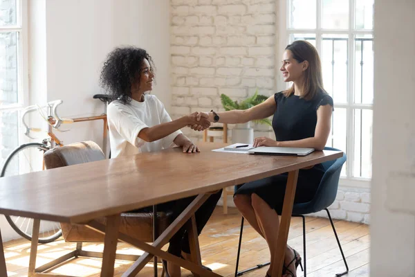 Bonne poignée de main PDG saluant employé biracial confiant à l'entrevue — Photo