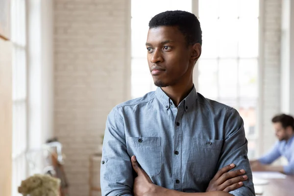पेन्सिंग आफ्रिकन अमेरिकन माणूस अंतर विचार दिसत — स्टॉक फोटो, इमेज