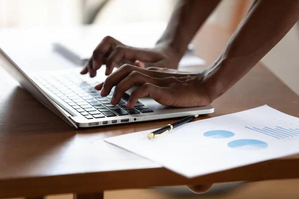 Primer plano de biracial empleado masculino escribiendo en el teclado —  Fotos de Stock