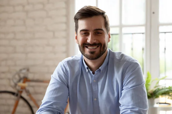 Portrait en tête d'affiche d'un employé souriant de sexe masculin caucasien posant au bureau — Photo