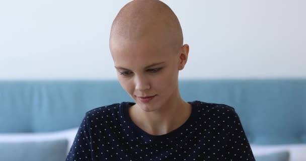 Cancer patient chauve femme regardant dans la réflexion à distance sur la maladie — Video