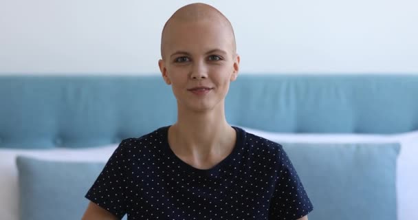 Retrato de la cabeza mujer calva sonrisa mostrando la forma del corazón con los dedos — Vídeos de Stock