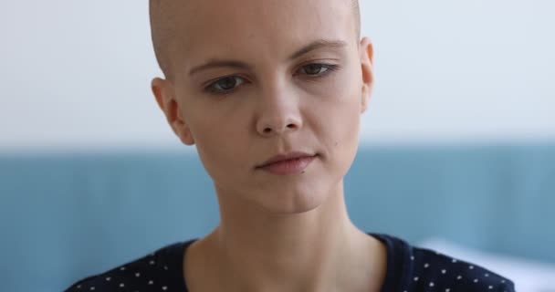 Retrato de cerca mujer calva atractiva recuperada de la enfermedad oncológica — Vídeo de stock