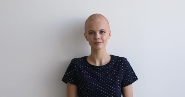 Optimistischer Glatzkrebspatient vor grauem Hintergrund — Stockvideo