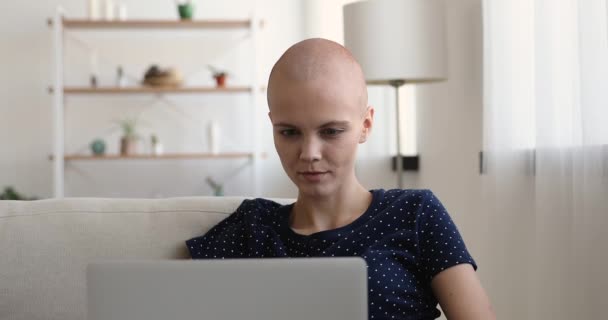 대머리 여자는 노트북으로 이메일을 읽습니다. 좋은 소식은 행복 합니다. — 비디오