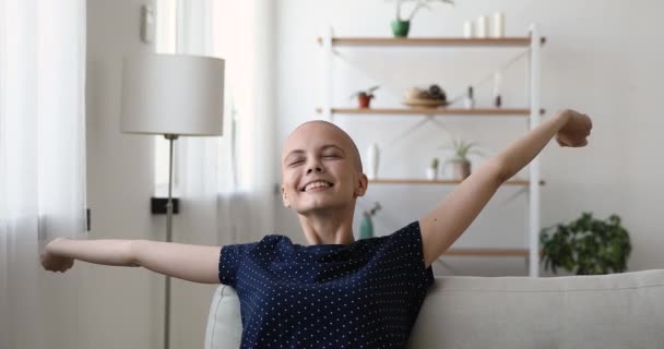 Haarloos meisje ontspannen indoor genieten van nieuwe dag adem frisse lucht — Stockvideo