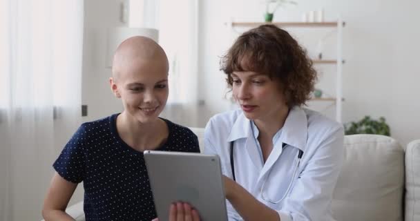 Cancerpatient lyssna läkare som håller tabletten visar kemotest resultat — Stockvideo