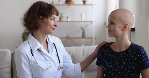 Oncoloog arts praten met vrouwelijke patiënt tijdens huisbezoek — Stockvideo