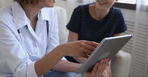 Médico segurando tablet mostrando ao paciente relatório de saúde teste médico — Vídeo de Stock