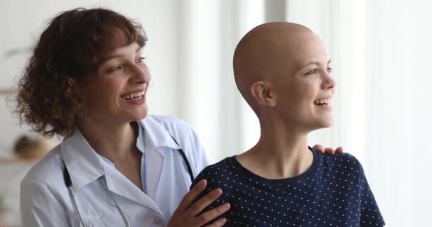 Μεσήλικη νοσοκόμα γελάει με τον καρκινοπαθή να στέκεται μέσα — Αρχείο Βίντεο